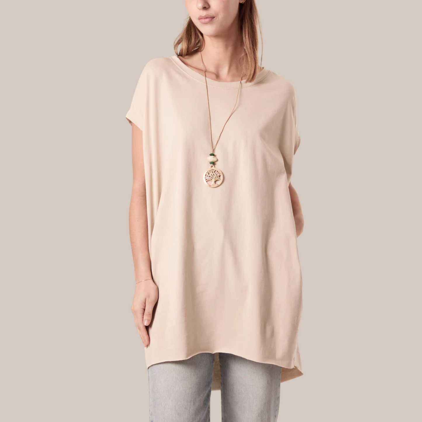 Long t-shirt with pockets. Available in various colours. Necklace included