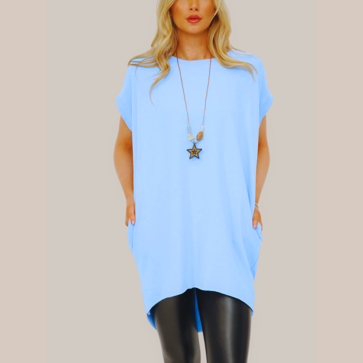 Long t-shirt with pockets. Available in various colours. Necklace included