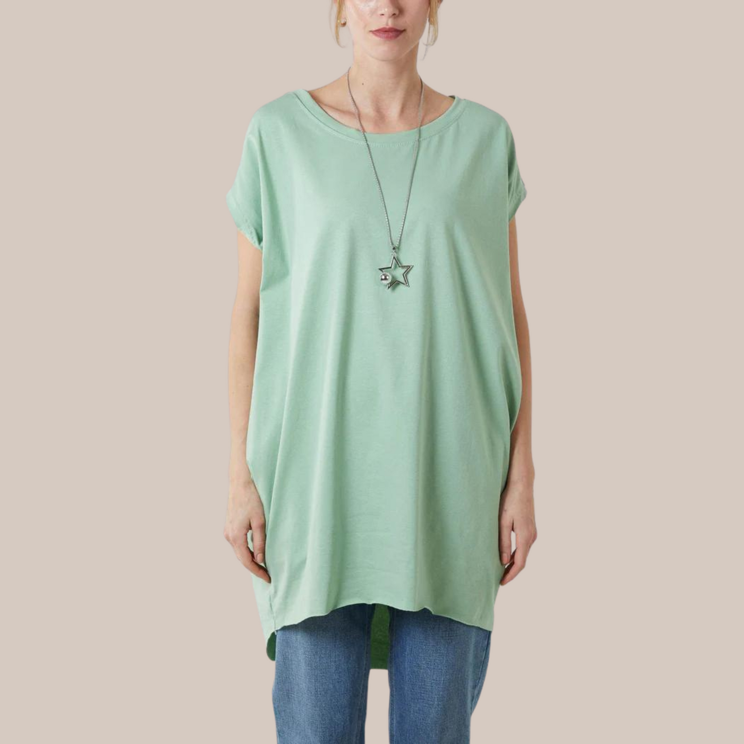 Long t-shirt with pockets. Available in various colours. Necklace included