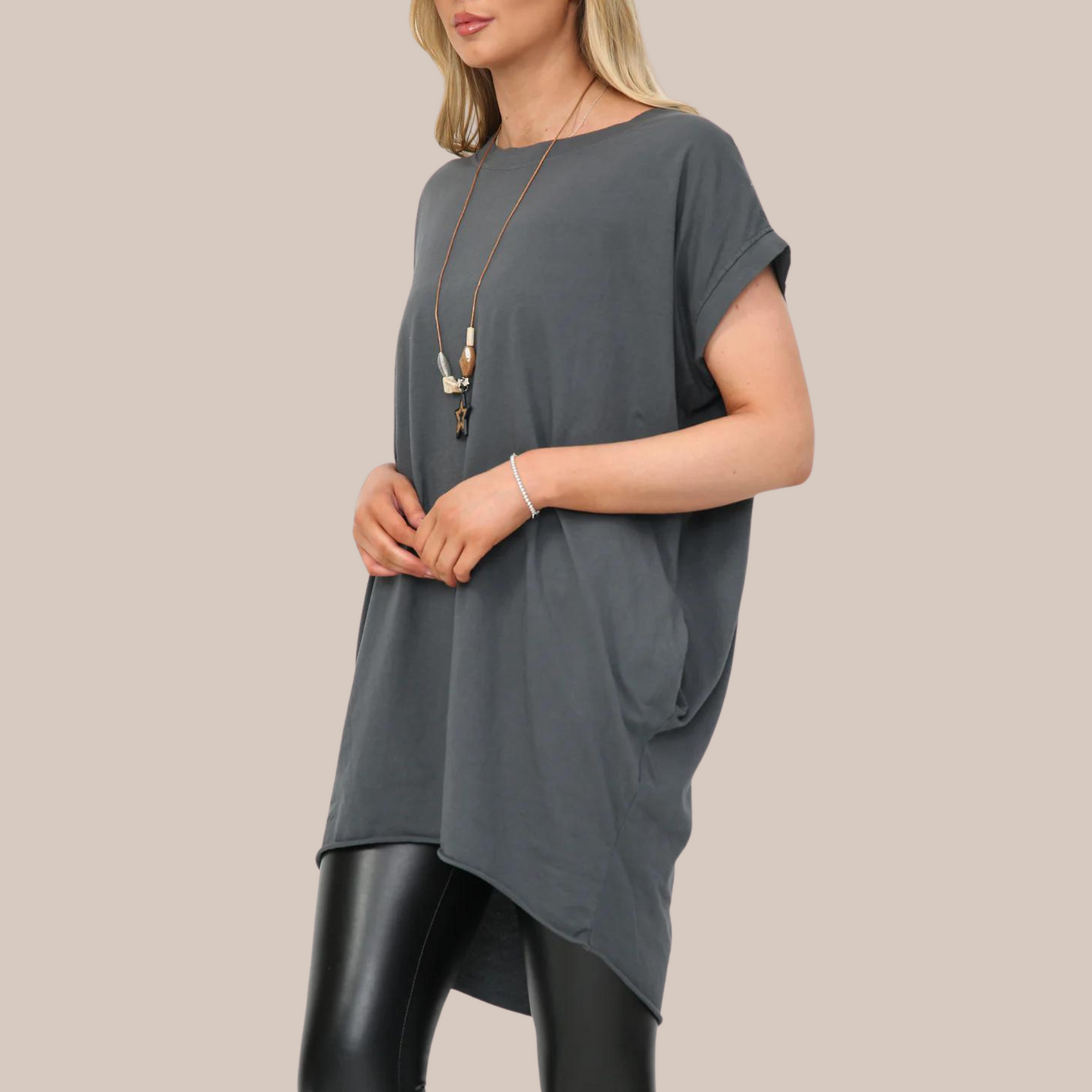 Long t-shirt with pockets. Available in various colours. Necklace included