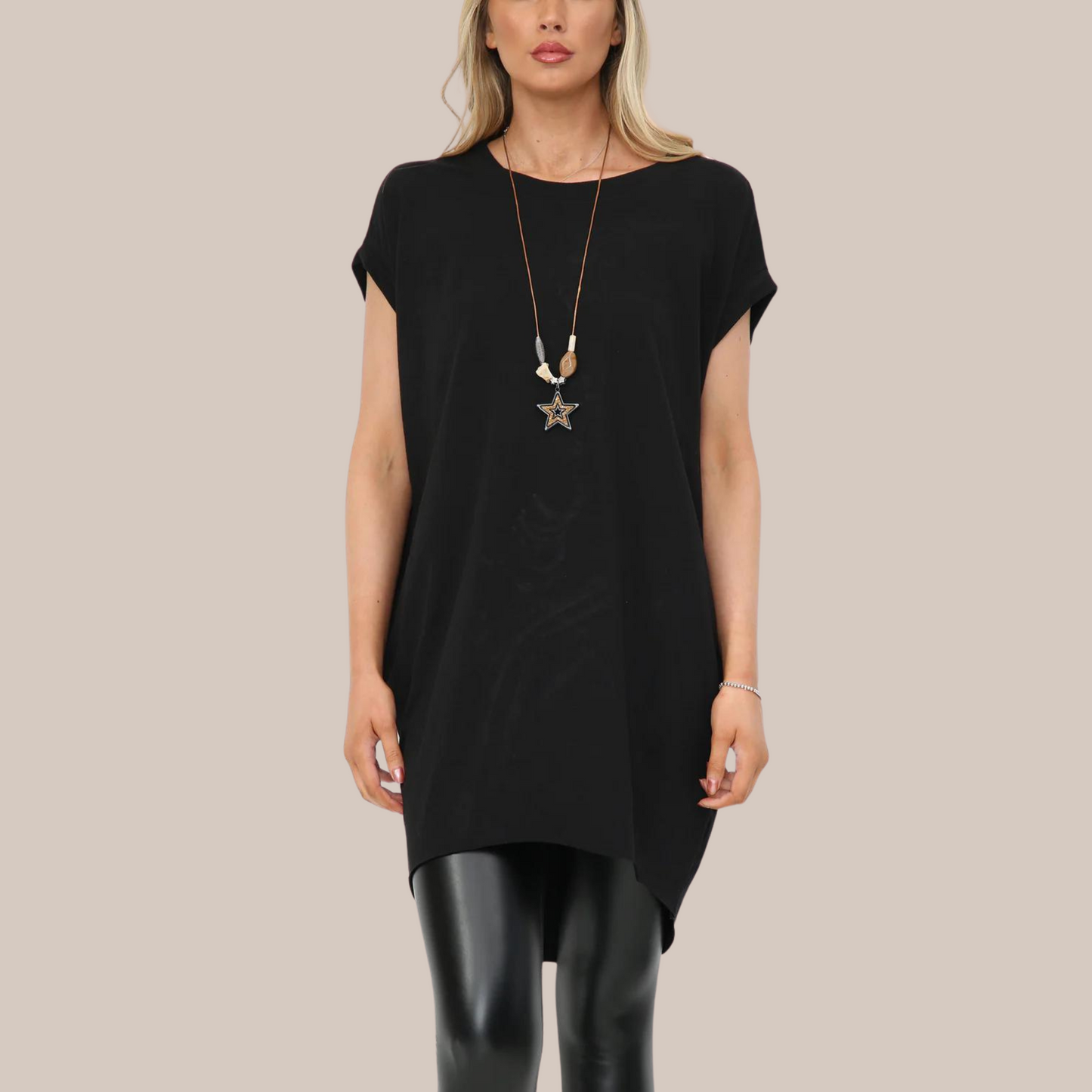 Long t-shirt with pockets. Available in various colours. Necklace included
