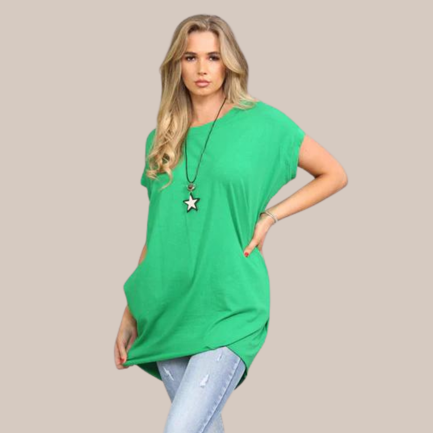 Long t-shirt with pockets. Available in various colours. Necklace included
