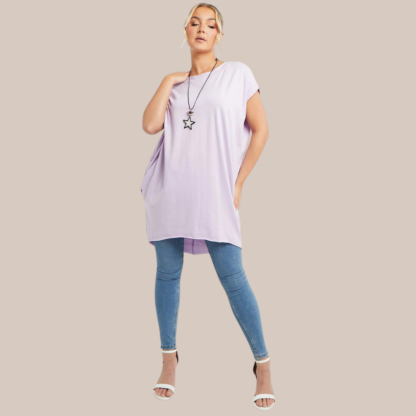 Long t-shirt with pockets. Available in various colours. Necklace included
