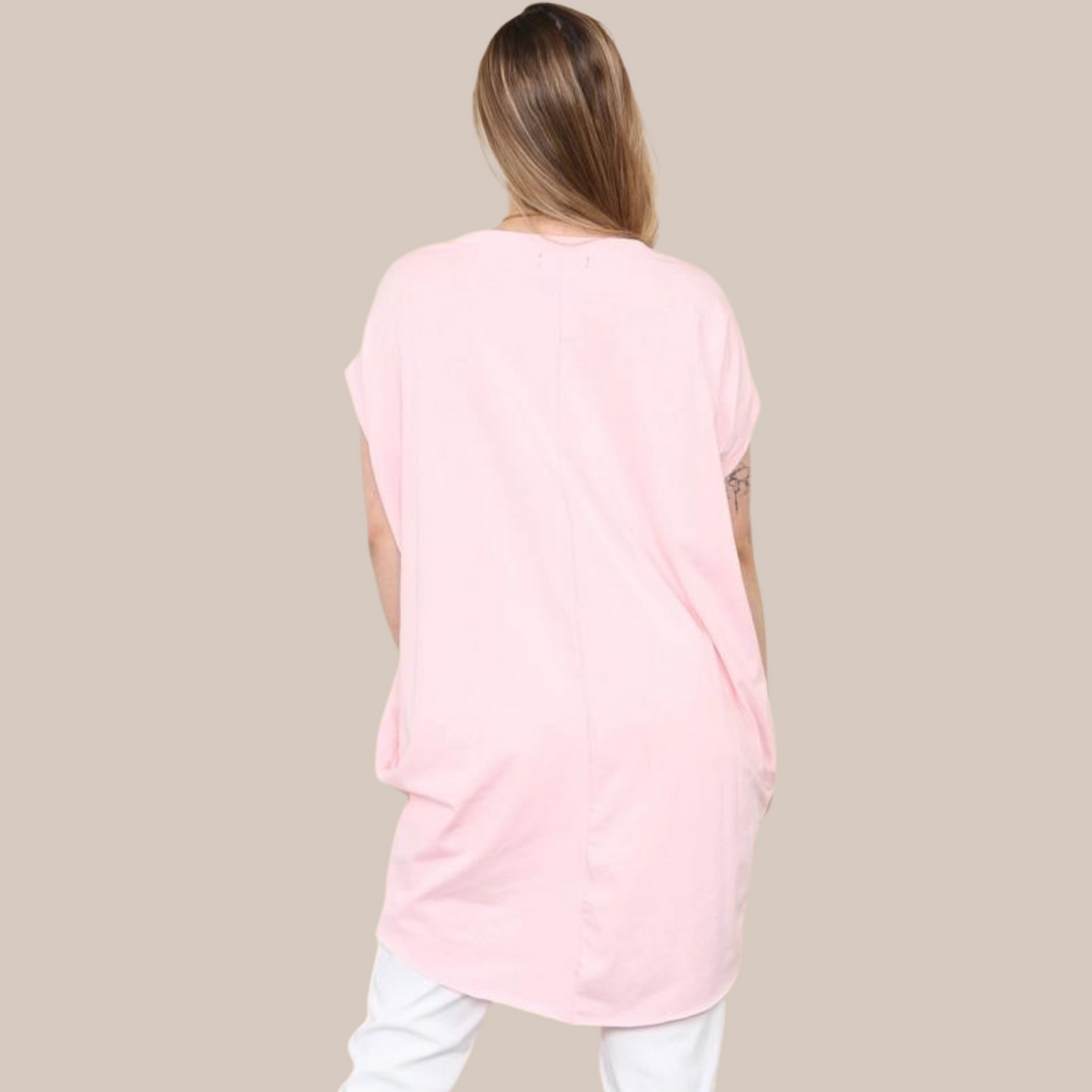 Long t-shirt with pockets. Available in various colours. Necklace included