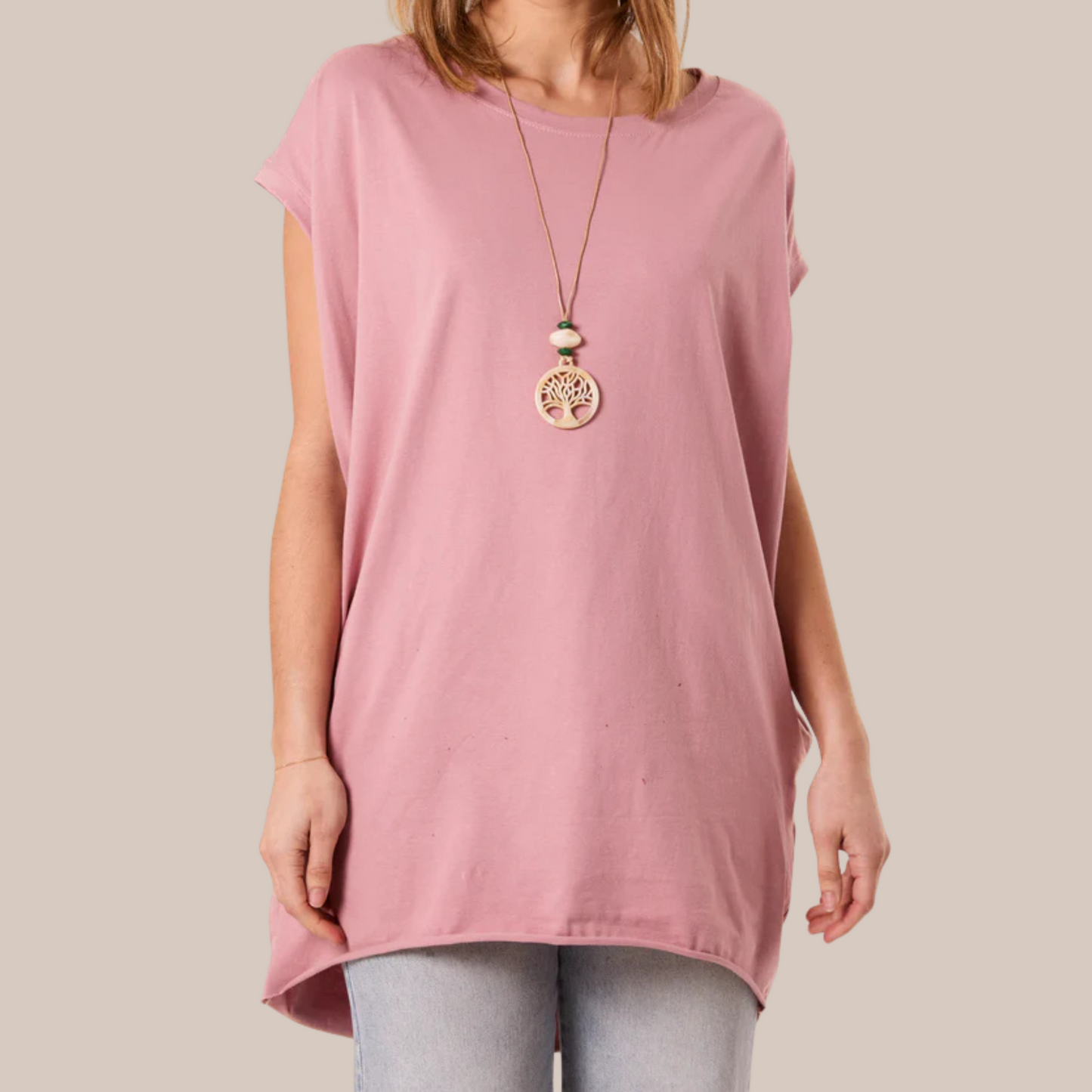 Long t-shirt with pockets. Available in various colours. Necklace included