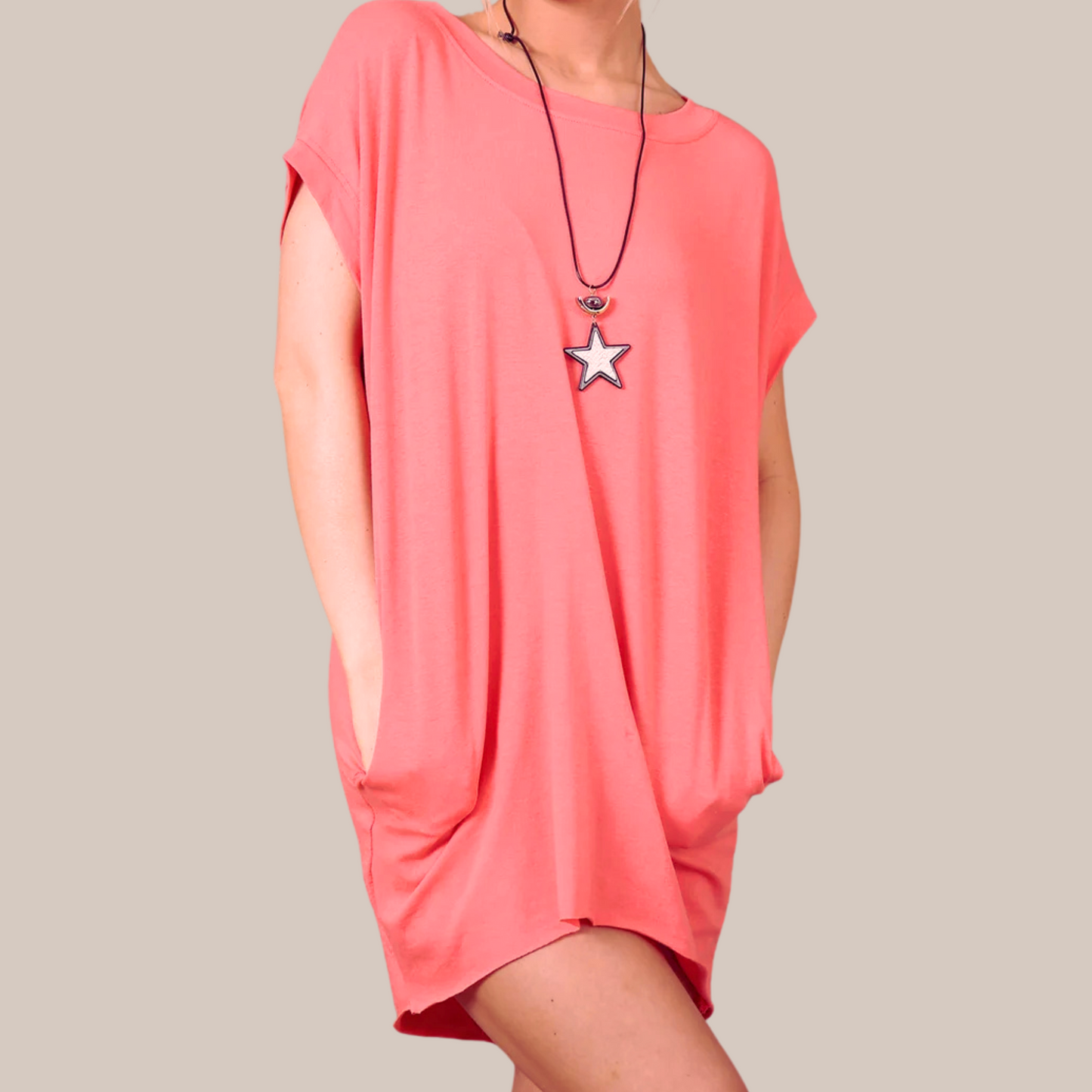 Long t-shirt with pockets. Available in various colours. Necklace included
