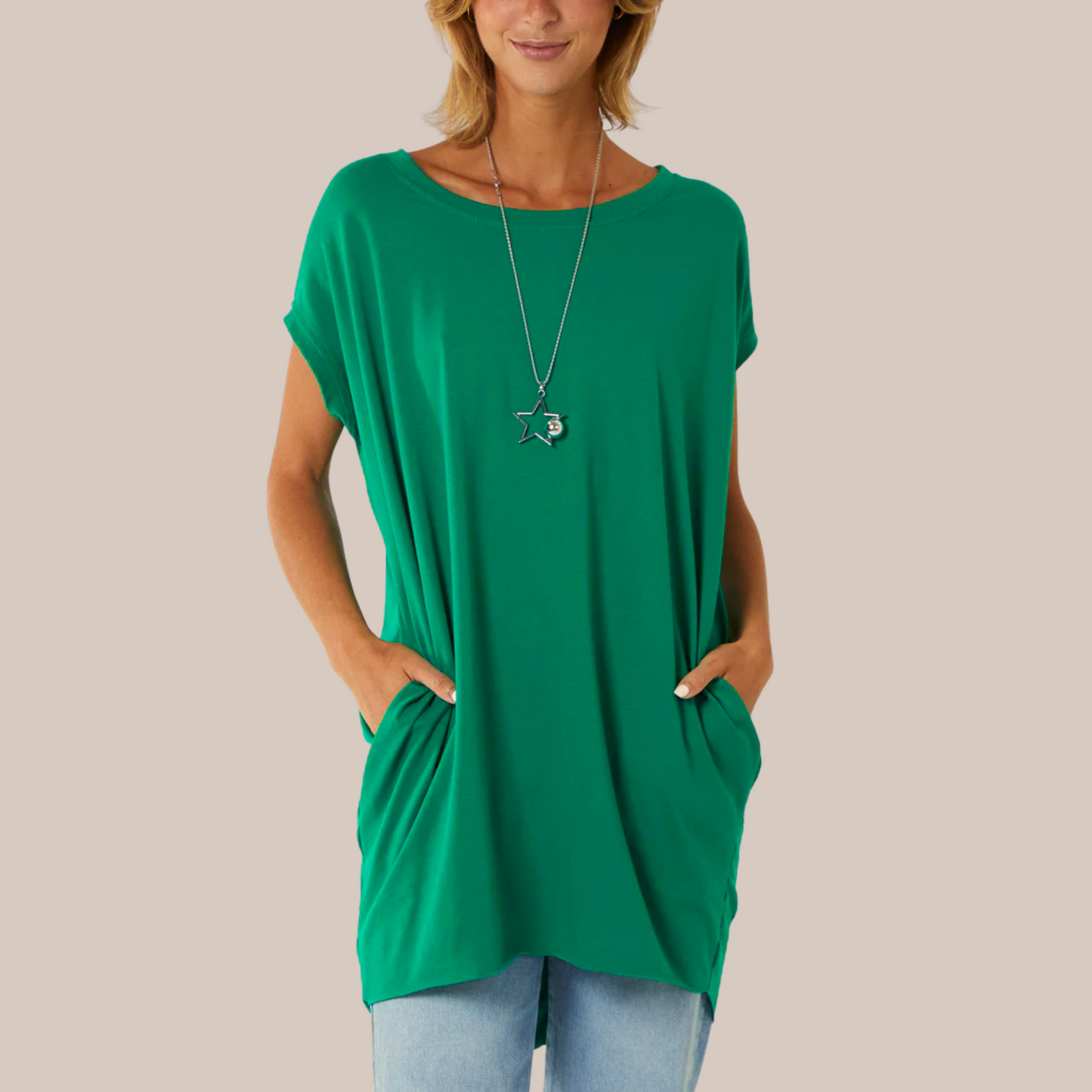 Long t-shirt with pockets. Available in various colours. Necklace included