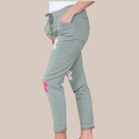 Flower motive magic stretch trousers. Available in various colours.