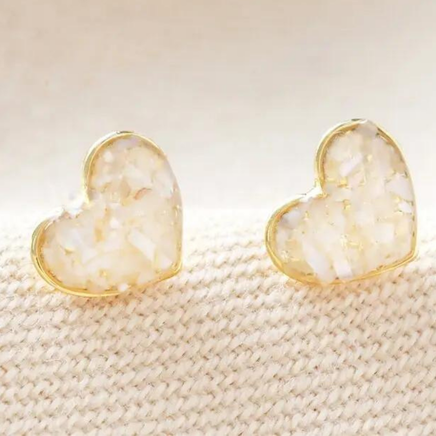 Shell heart stud earring in gold